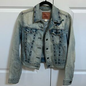 Women vintage Levi’s denim jacket